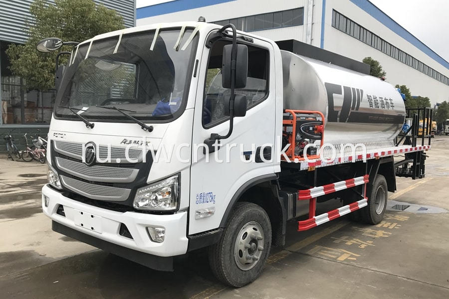 bitumen sprayer truck